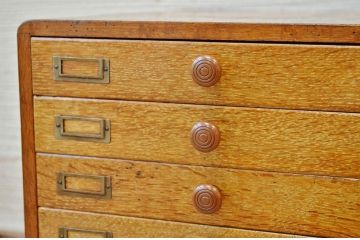 アンティーク家具　可愛いデザイン!古いナラ材のアンティーク小引き出し