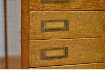 アンティーク家具　可愛いデザイン!古いナラ材のアンティーク小引き出し