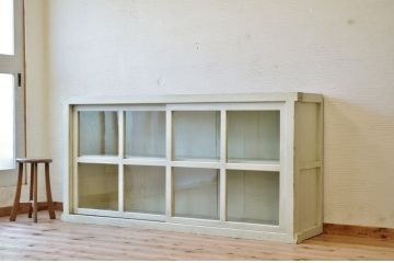 レトロ家具　ペンキの剥げたレトロなアンティーク収納棚