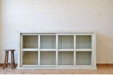 レトロ家具　ペンキの剥げたレトロなアンティーク収納棚