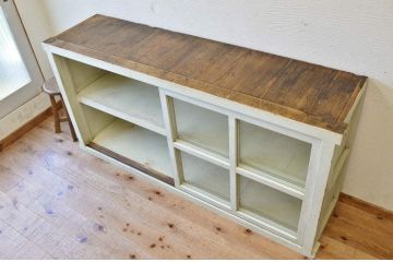 レトロ家具　ペンキの剥げたレトロなアンティーク収納棚