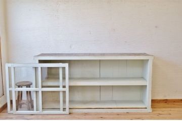 レトロ家具　ペンキの剥げたレトロなアンティーク収納棚
