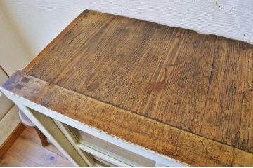 レトロ家具　ペンキの剥げたレトロなアンティーク収納棚