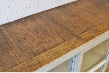 レトロ家具　ペンキの剥げたレトロなアンティーク収納棚