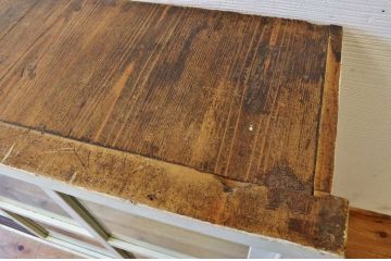 レトロ家具　ペンキの剥げたレトロなアンティーク収納棚