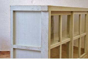レトロ家具　ペンキの剥げたレトロなアンティーク収納棚