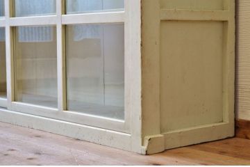 レトロ家具　ペンキの剥げたレトロなアンティーク収納棚