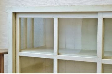 レトロ家具　ペンキの剥げたレトロなアンティーク収納棚
