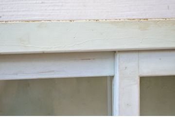 レトロ家具　ペンキの剥げたレトロなアンティーク収納棚