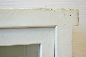 レトロ家具　ペンキの剥げたレトロなアンティーク収納棚