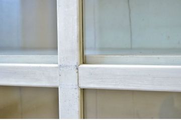 レトロ家具　ペンキの剥げたレトロなアンティーク収納棚