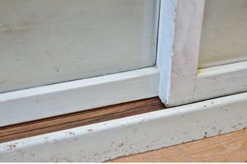 レトロ家具　ペンキの剥げたレトロなアンティーク収納棚