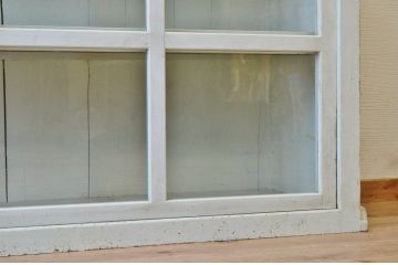 レトロ家具　ペンキの剥げたレトロなアンティーク収納棚