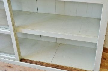 レトロ家具　ペンキの剥げたレトロなアンティーク収納棚