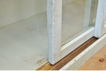 レトロ家具　ペンキの剥げたレトロなアンティーク収納棚