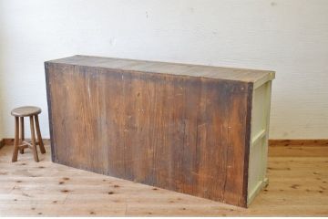 レトロ家具　ペンキの剥げたレトロなアンティーク収納棚