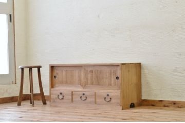 アンティーク家具　古い木味のアンティークローボード