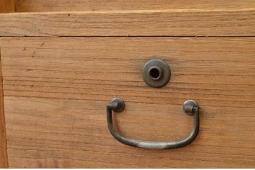 アンティーク家具　古い木味のアンティークローボード