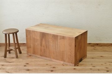 アンティーク家具　古い木味のアンティークローボード