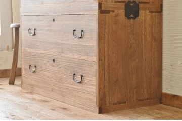 アンティーク家具　☆古い木味のシンプルなアンティークチェスト(時代箪笥)