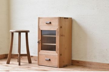 アンティーク家具　古い木味の小さなモールガラス収納棚