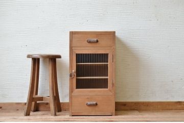 アンティーク家具　古い木味の小さなモールガラス収納棚
