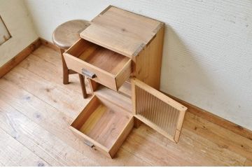 アンティーク家具　古い木味の小さなモールガラス収納棚