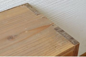 アンティーク家具　古い木味の小さなモールガラス収納棚
