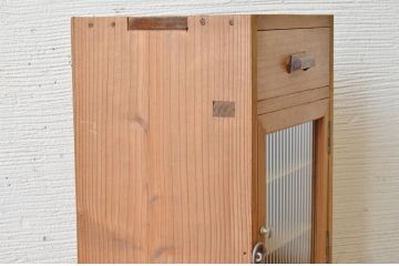 アンティーク家具　古い木味の小さなモールガラス収納棚