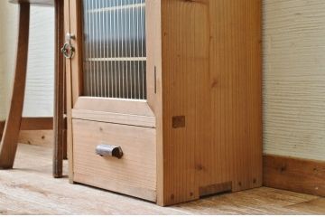 アンティーク家具　古い木味の小さなモールガラス収納棚