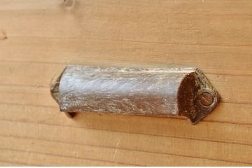 アンティーク家具　古い木味の小さなモールガラス収納棚