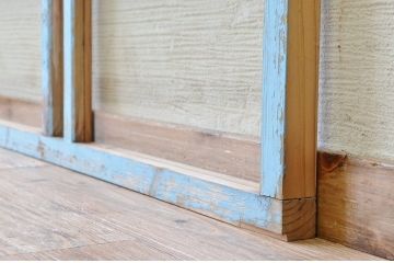 アンティークペンキの剥げた明り取り