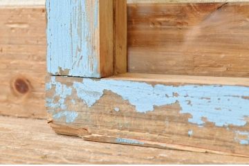 アンティークペンキの剥げた明り取り
