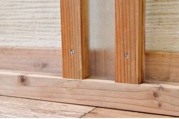 アンティークペンキの剥げた明り取り