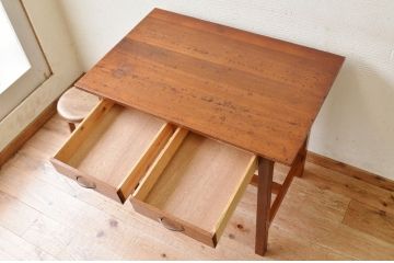 レトロなデザインのシンプルなアンティーク平机