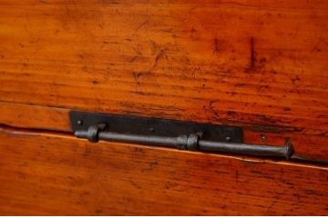 アンティーク家具　漆の綺麗な観音開き時代箪笥ローボード(ローチェスト)