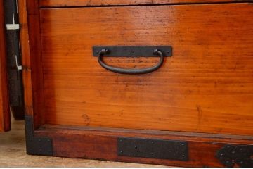 アンティーク家具　漆の綺麗な観音開き時代箪笥ローボード(ローチェスト)