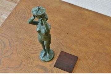 ○米治一作　ブロンズ立像　王冠(鉄製)