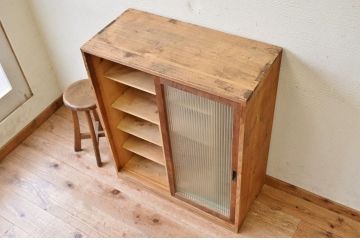 アンティーク家具　古い木味のモールガラスアンティーク下駄箱(収納棚)