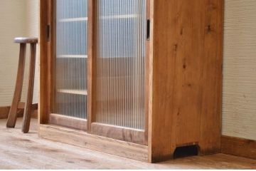 アンティーク家具　古い木味のモールガラスアンティーク下駄箱(収納棚)