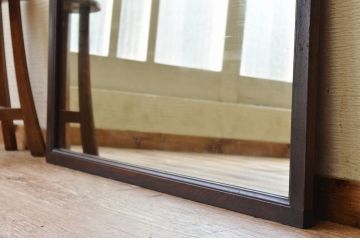 古い木のシンプルなアンティークミラー(鏡)