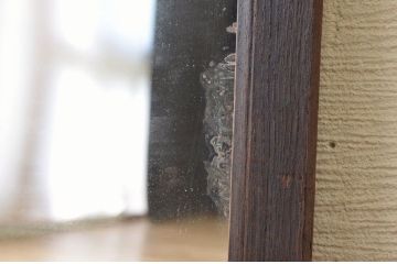 古い木のシンプルなアンティークミラー(鏡)