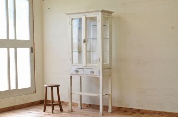 白いペイントのアンティークケビント