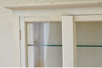 白いペイントのアンティークケビント