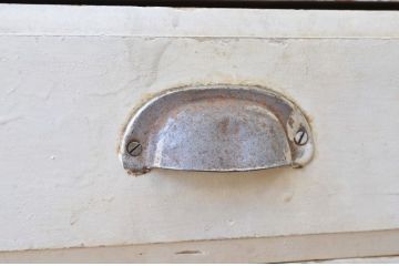 白いペイントのアンティークケビント
