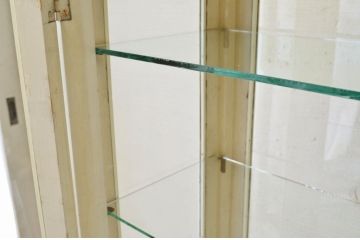 白いペイントのアンティークケビント