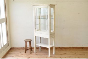 白いペイントのアンティークケビント