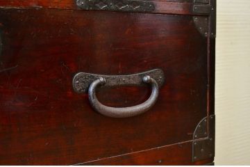 アンティーク家具　☆古民具　骨董　味わい深い漆の綺麗な二段重ね時代箪笥