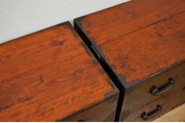 アンティーク家具　☆古民具　骨董　味わい深い漆の綺麗な二段重ね時代箪笥