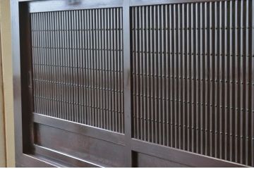 アンティーク家具　明治〜大正時代　丸桟引き戸の変わり型近江水屋箪笥